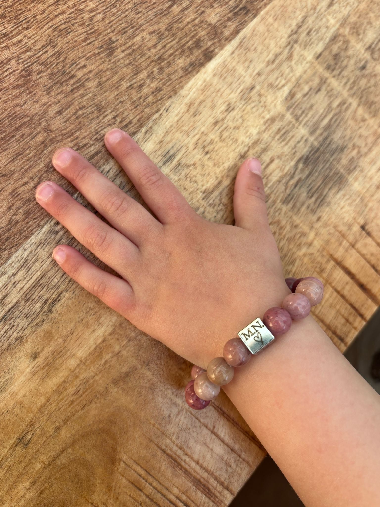 Gepersonaliseerde Armband met Natuursteen & RVS Bedel - De Kralenkoning